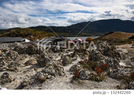 恐山 岩場と境内と宇曽利湖 青森県むつ市 恐山 岩場と境内と宇曽利湖 青森県むつ市 132482260
