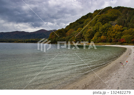 恐山 極楽浜と宇曽利湖 青森県むつ市 恐山 極楽浜と宇曽利湖 青森県むつ市 132482279