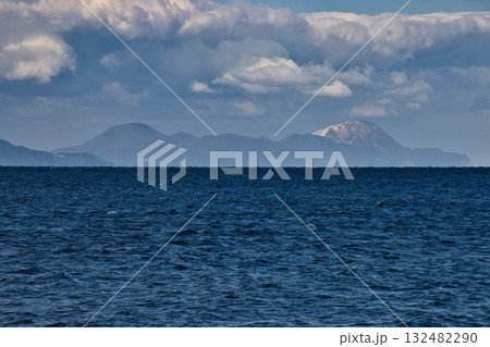 大間崎　初冠雪の恵山と北海道の眺め　青森県大間町 132482290