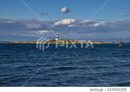 大間崎 弁天島・大間崎灯台と対岸の北海道の眺め 青森県大間町 大間崎 弁天島・大間崎灯台と対岸の北海道の眺め 青森県大間町 132482292