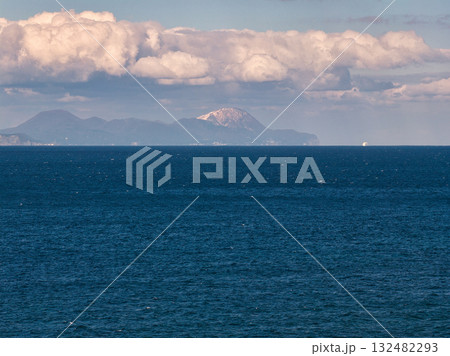 大間崎　初冠雪の恵山と北海道の眺め　青森県大間町（ドローンによる空撮） 132482293