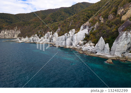 仏ヶ浦の迫力ある奇岩と美しい海と紅葉 青森県佐井村(ドローンによる空撮) 仏ヶ浦の迫力ある奇岩と美しい海と紅葉 青森県佐井村(ドローンによる空撮) 132482299