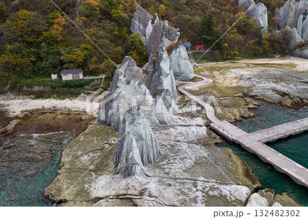 仏ヶ浦の迫力ある奇岩と美しい海と紅葉 青森県佐井村(ドローンによる空撮) 仏ヶ浦の迫力ある奇岩と美しい海と紅葉 青森県佐井村(ドローンによる空撮) 132482302