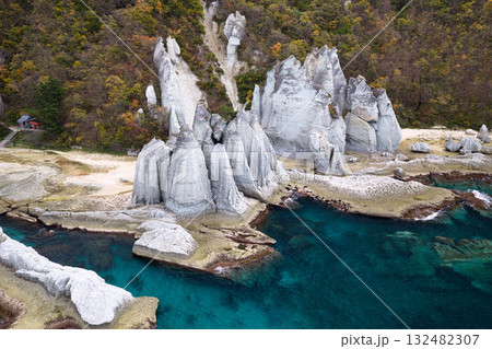 仏ヶ浦の迫力ある奇岩と美しい海と紅葉　青森県佐井村（ドローンによる空撮） 132482307