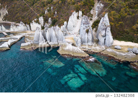 仏ヶ浦の迫力ある奇岩と美しい海と紅葉　青森県佐井村（ドローンによる空撮） 132482308