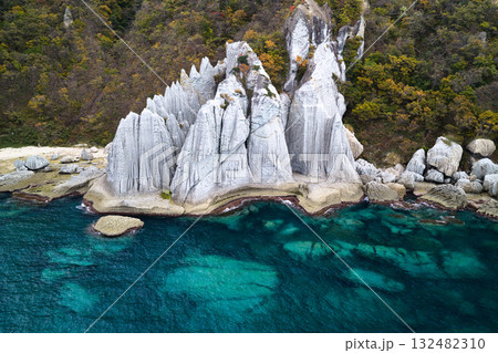 仏ヶ浦の迫力ある奇岩と美しい海と紅葉 青森県佐井村(ドローンによる空撮) 仏ヶ浦の迫力ある奇岩と美しい海と紅葉 青森県佐井村(ドローンによる空撮) 132482310