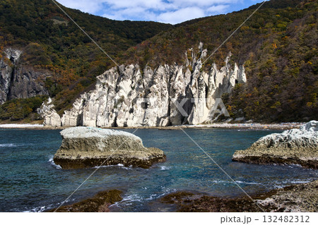 仏ヶ浦の迫力ある奇岩と美しい海と紅葉　青森県佐井村 132482312