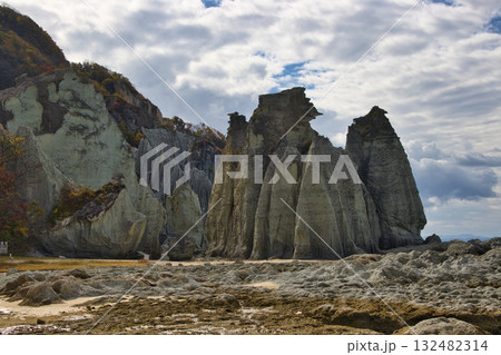 仏ヶ浦の迫力ある奇岩と美しい海と紅葉 青森県佐井村 仏ヶ浦の迫力ある奇岩と美しい海と紅葉 青森県佐井村 132482314