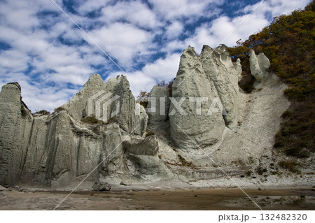 仏ヶ浦の迫力ある奇岩と美しい海と紅葉　青森県佐井村 132482320