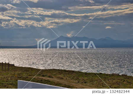 尻屋崎灯台からの釜伏山の眺め　青森県東通村 132482344
