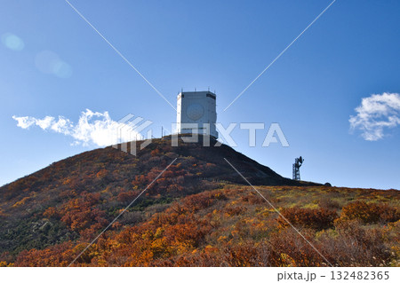 釜伏山展望台から見る美しい紅葉とj/FPS-5B警戒監視レーダー（ガメラレーダー）　青森県むつ市 132482365