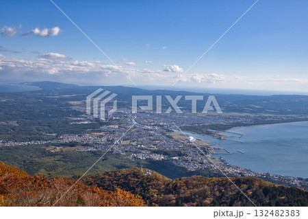 釜伏山展望台から見る美しい紅葉とむつ市街・尻屋崎　青森県むつ市 132482383