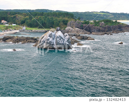 種差海岸 白岩と美しい海 青森県八戸市(ドローンによる空撮) 種差海岸 白岩と美しい海 青森県八戸市(ドローンによる空撮) 132482413