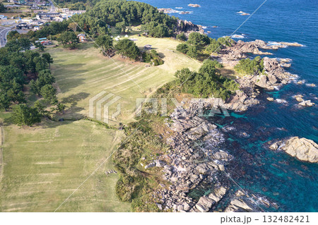 種差海岸　種差天然芝生地　青森県八戸市（ドローンによる空撮） 132482421