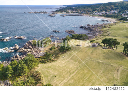 種差海岸 種差天然芝生地 青森県八戸市(ドローンによる空撮) 種差海岸 種差天然芝生地 青森県八戸市(ドローンによる空撮) 132482422
