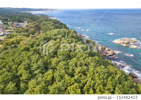 種差海岸 白岩とオオシマ 美しい海と淀の松原 青森県八戸市(ドローンによる空撮) 種差海岸 白岩とオオシマ 美しい海と淀の松原 青森県八戸市(ドローンによる空撮) 132482423