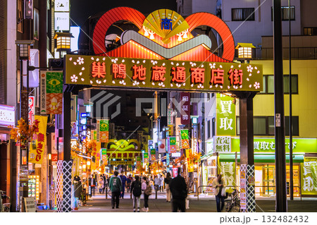日本の東京都市景観　賑わう夜の巣鴨地蔵通商店街（巣鴨地蔵通り商店街）などを望む 132482432
