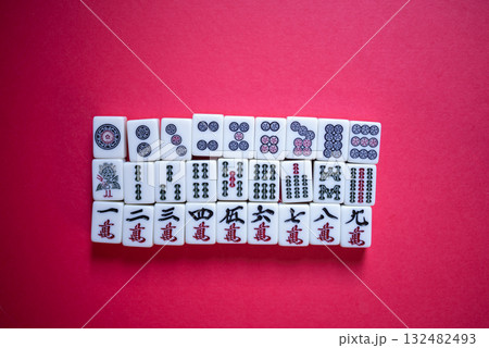 赤背景にマージャン牌 132482493