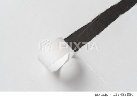 穴の開いた白い紙 132482886