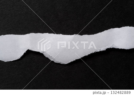 黒背景に破れた紙 132482889