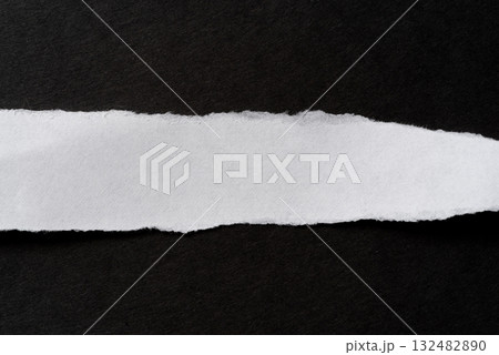黒背景に破れた紙 132482890