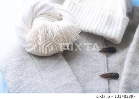 冬支度・ダッフルコートとニットの帽子＆マフラー 132482897