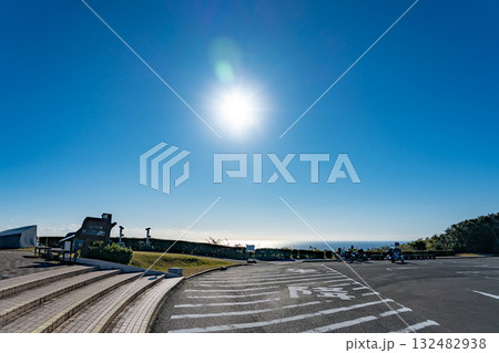 三重県鳥羽市　朝のパールロード鳥羽展望台の駐車場 132482938