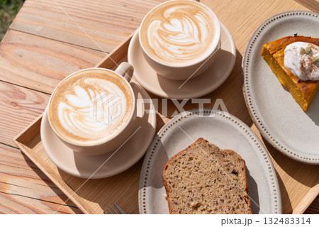 コーヒーを飲む 132483314