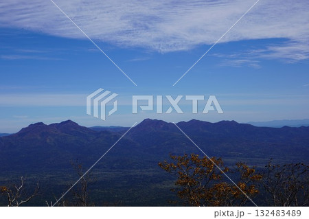 秋の東大雪山  から望むクマネシリ 132483489