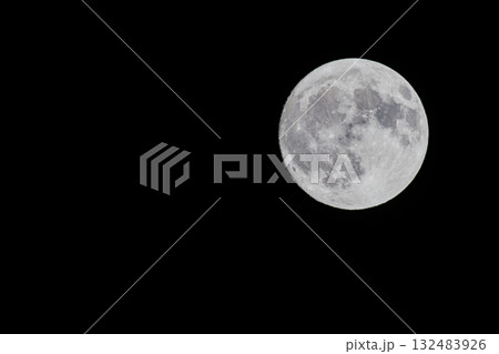 夜空に浮かぶ月 132483926