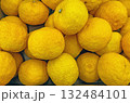 ゆずポン酢や冬至のゆず湯など冬に大活躍！果物売り場の全面ゆずの写真 132484101