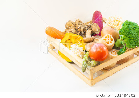 木箱に盛られた野菜 木箱に盛られた野菜 132484502
