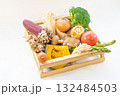 木箱に盛られた野菜 132484503