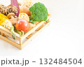 木箱に盛られた野菜 132484504