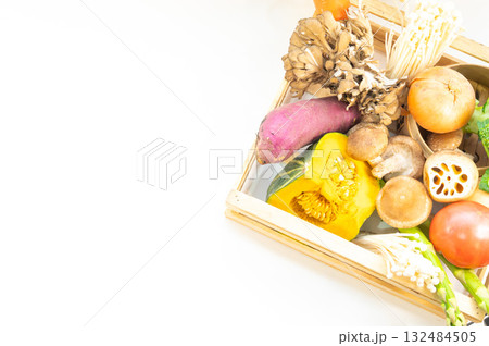 木箱に盛られた野菜 木箱に盛られた野菜 132484505