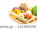 木箱に盛られた野菜 132484506