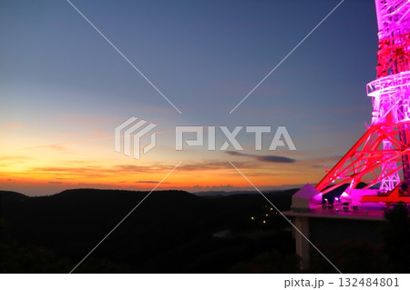 稲佐山山頂展望台からの眺め　夕焼け空 132484801