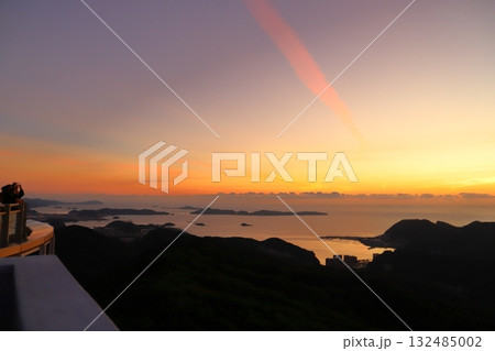 稲佐山山頂展望台からの眺め　夕焼け空 132485002