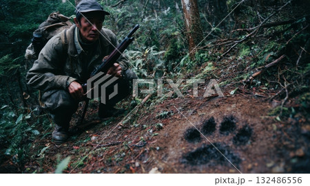 熊の足跡を見つめるマタギ（狩猟） 132486556