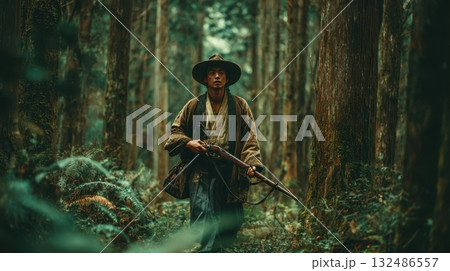 森を歩くマタギ 132486557