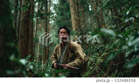 ライフルを手に獲物を探す若い猟師 132486558