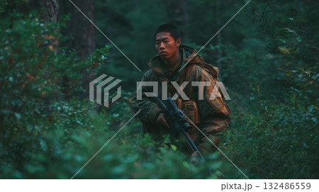 森林でライフルを構える若いハンター 132486559
