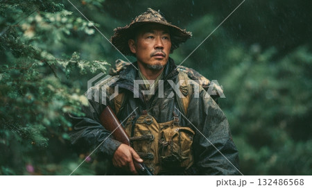 雨の森で警戒する猟師 132486568