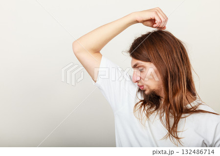 Man with odor of sweat 132486714