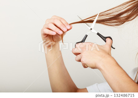 Male hands cutting long hair 132486715