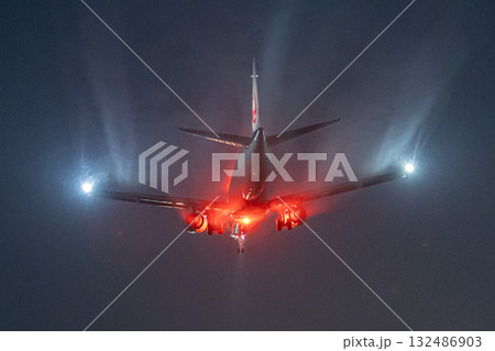 雨の夜の飛行機 雨の夜の飛行機 132486903