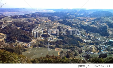 粟ヶ岳から望む牧之原台地の茶畑と遠景 132487054