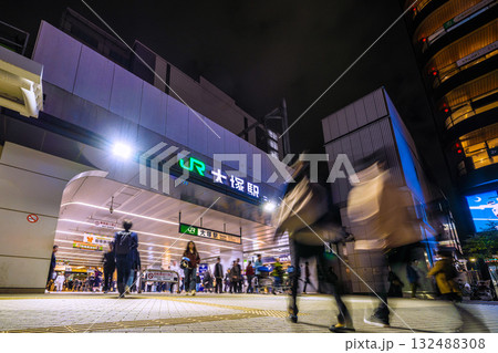 日本の東京都市景観 夜の大塚駅などを望む。多くの人々が行き交う 日本の東京都市景観 夜の大塚駅などを望む。多くの人々が行き交う 132488308