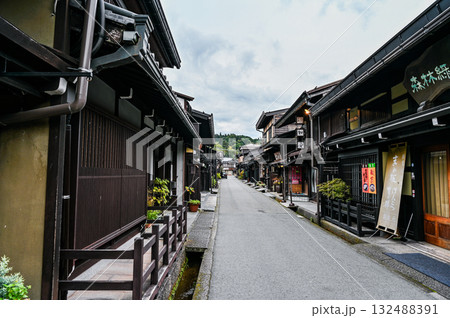 岐阜県飛騨高山の古い街並み 132488391