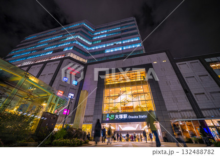 日本の東京都市景観 夜の大塚駅などを望む。多くの人々が行き交う 132488782